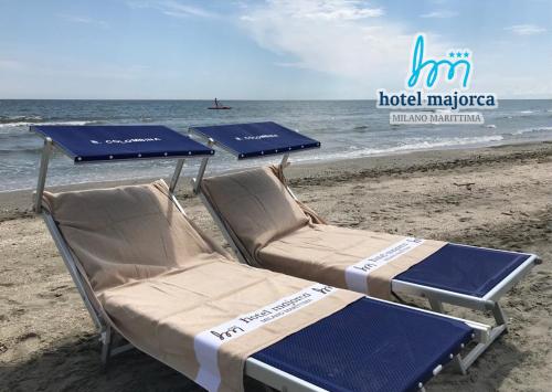 Due lettini sulla spiaggia, mare calmo e cielo sereno.